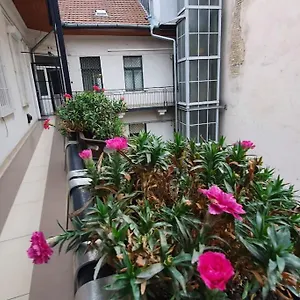 Violet With Air Condition Budapeszt