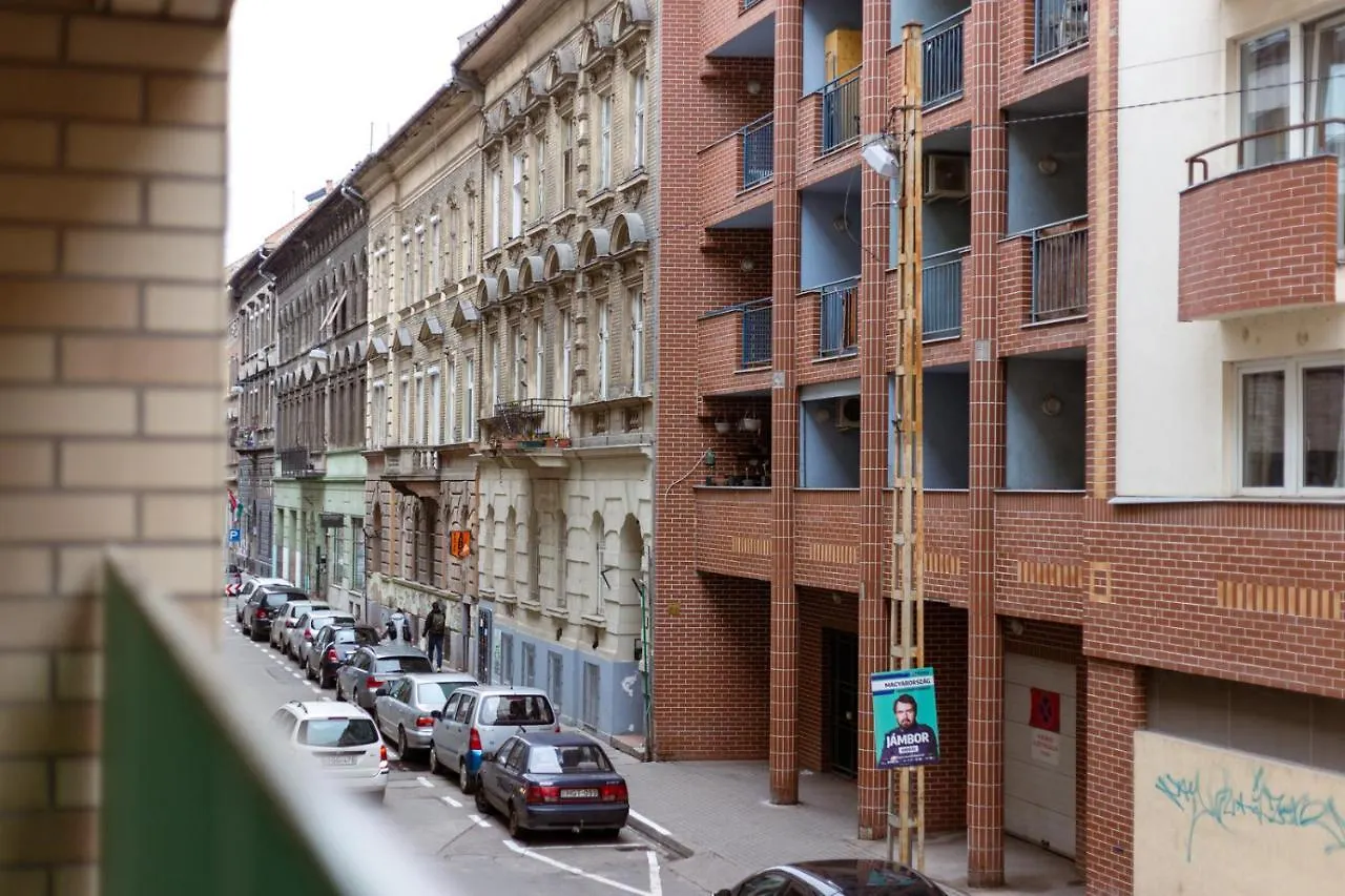 Modern Newly-Built Home By The New York Cafe Budapeste 0*,